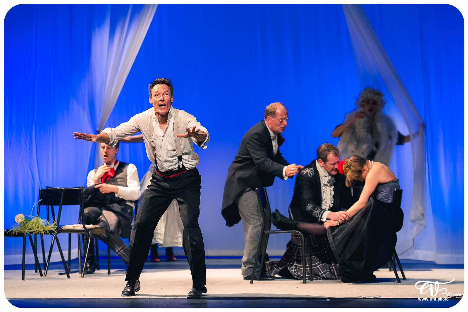 UN FIL A LA PATTE (CIE VIVA)